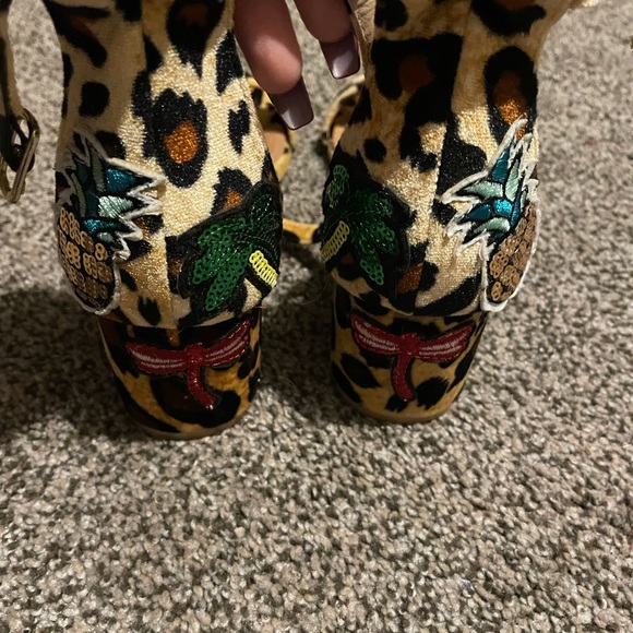Cheetah shirt heel wedges! Cute uniquely designed pattern on backs 👠 - Picture 4 of 4